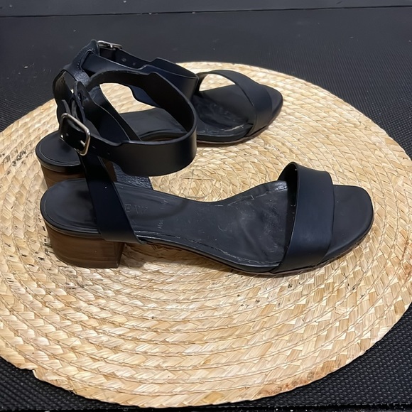 J.Crew Italy Made Navy Leather Sandals Size 6 - Picture 3 of 13